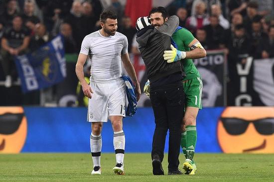 资讯枪林弹雨的沙滩上，一个人四处背着敌人，让队友向他开炮